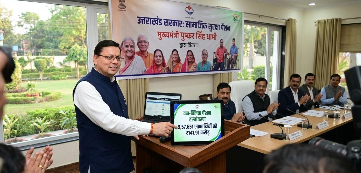 मुख्यमंत्री पुष्कर सिंह धामी उत्तराखंड पेंशन योजना की धनराशि डिजिटल रूप से जारी करते हुए।