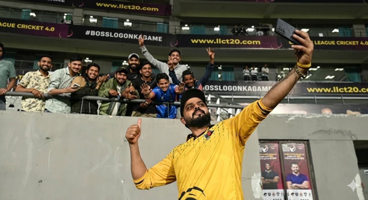 हल्द्वानी के क्रिकेट स्टेडियम में नीली जर्सी पहने पूर्व भारतीय क्रिकेटर एस. श्रीसंत, बैकग्राउंड में उत्तराखंड की खूबसूरत पहाड़ियाँ और मीडिया कर्मी मौजूद हैं।