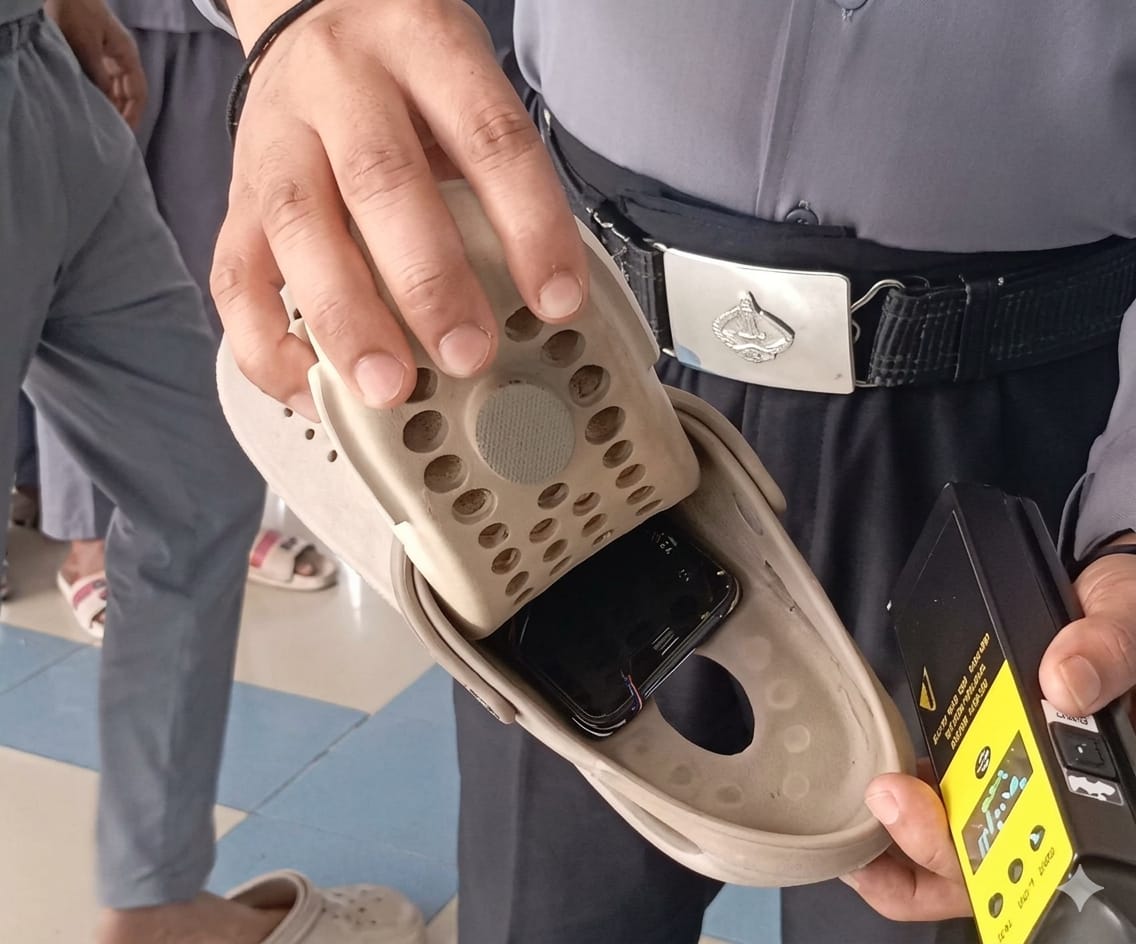 ऋषिकेश एम्स में सुरक्षाकर्मी द्वारा छात्र की चप्पल से बरामद किया गया मोबाइल फोन।