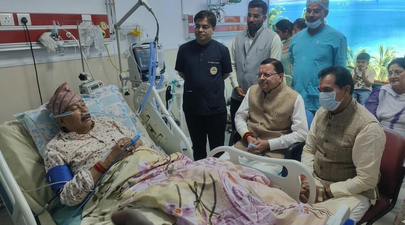 ऋषिकेश एम्स में भर्ती कैबिनेट मंत्री सतपाल महाराज का हाल जानने पहुंचे मुख्यमंत्री पुष्कर सिंह धामी