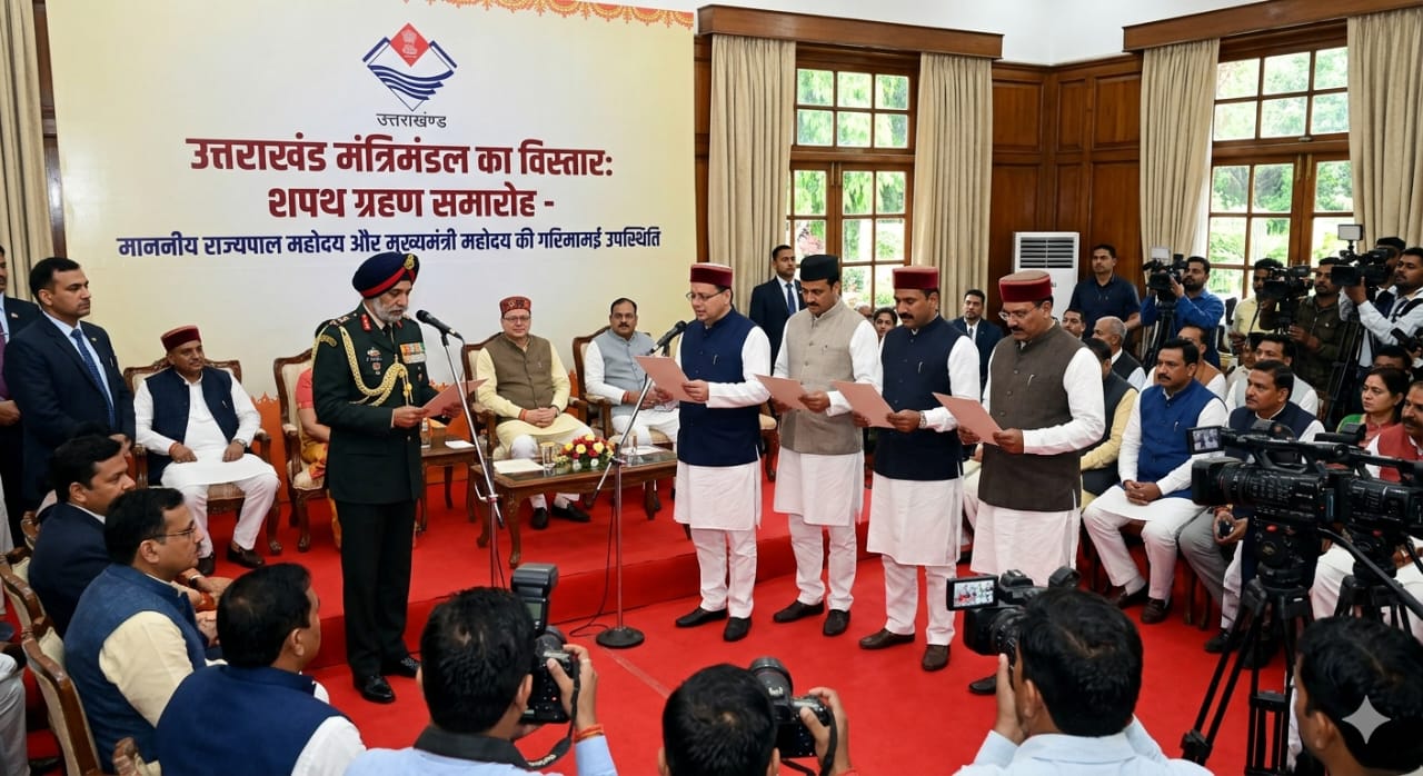 राज्यपाल गुरमीत सिंह और मुख्यमंत्री पुष्कर सिंह धामी के साथ शपथ लेते पांच नए मंत्री