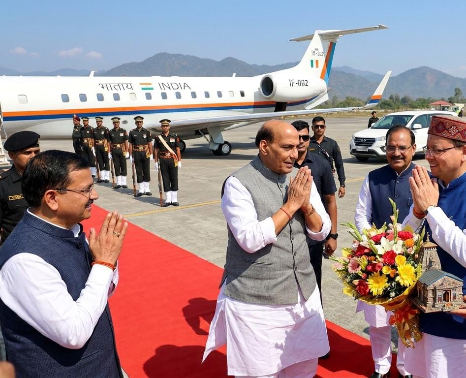 रक्षा मंत्री राजनाथ सिंह का पंतनगर एयरपोर्ट पर मुख्यमंत्री पुष्कर सिंह धामी द्वारा स्वागत