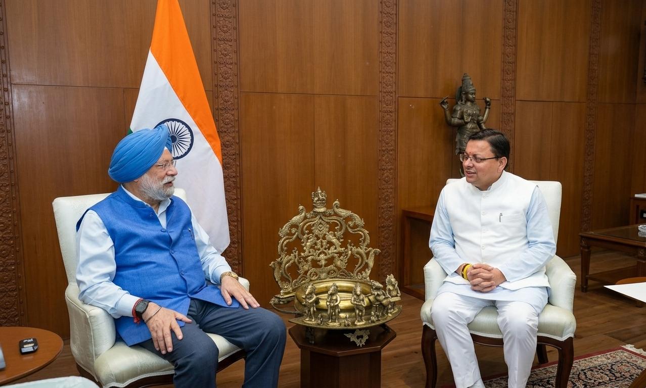 मुख्यमंत्री पुष्कर सिंह धामी और केंद्रीय मंत्री हरदीप सिंह पुरी दिल्ली में बैठक के दौरान चर्चा करते हुए