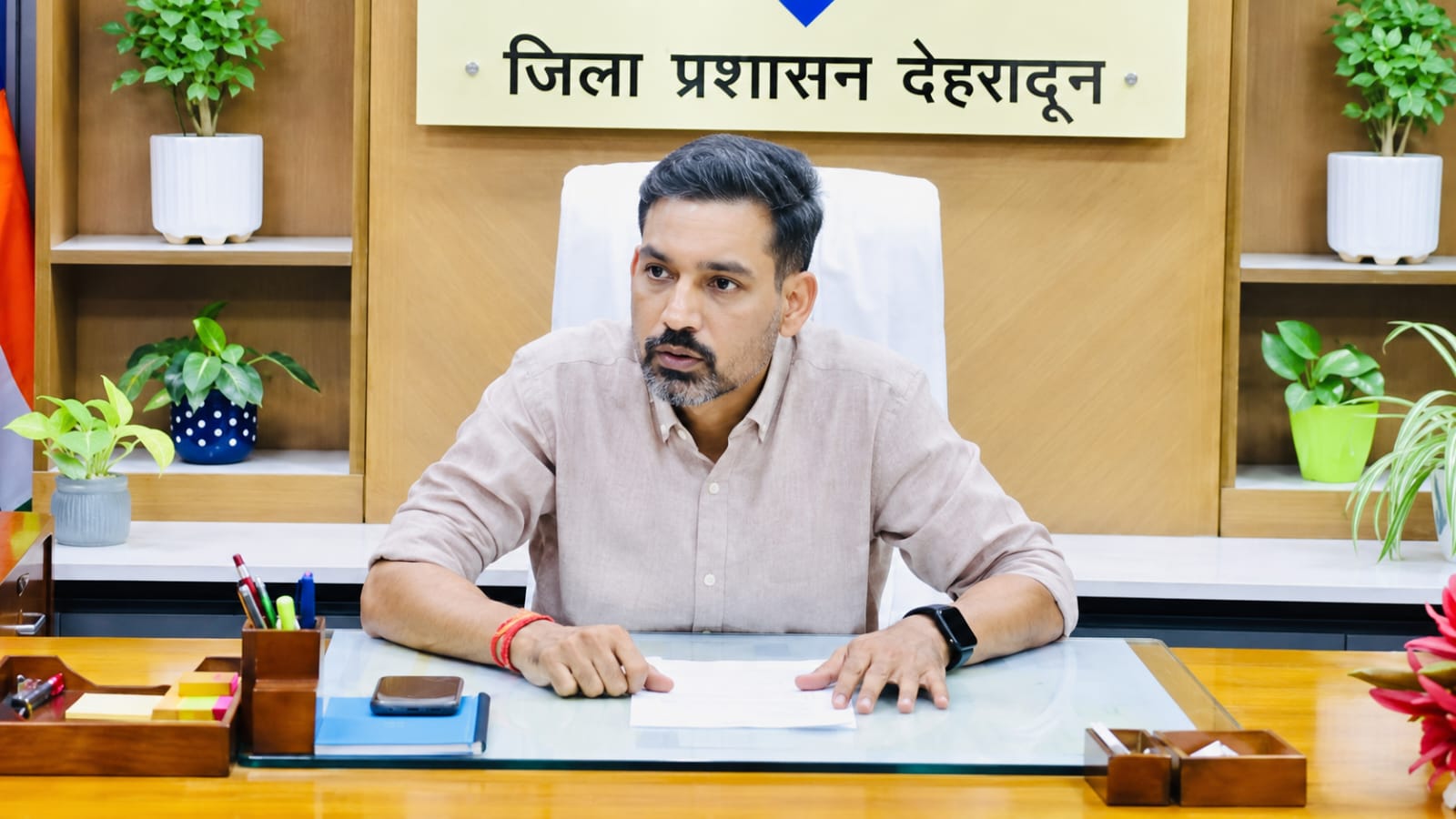 देहरादून के नए जिलाधिकारी आईएएस डॉ. आशीष चौहान मुख्य कोषागार में कार्यभार ग्रहण करते हुए