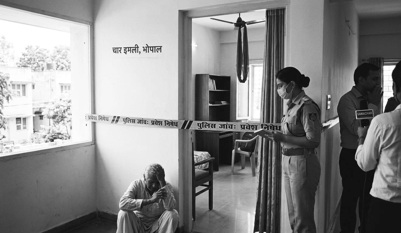 भोपाल के चार इमली में आईपीएस अधिकारी के आवास पर जांच करती महिला पुलिस अधिकारी और बाहर रोता हुआ बुजुर्ग।