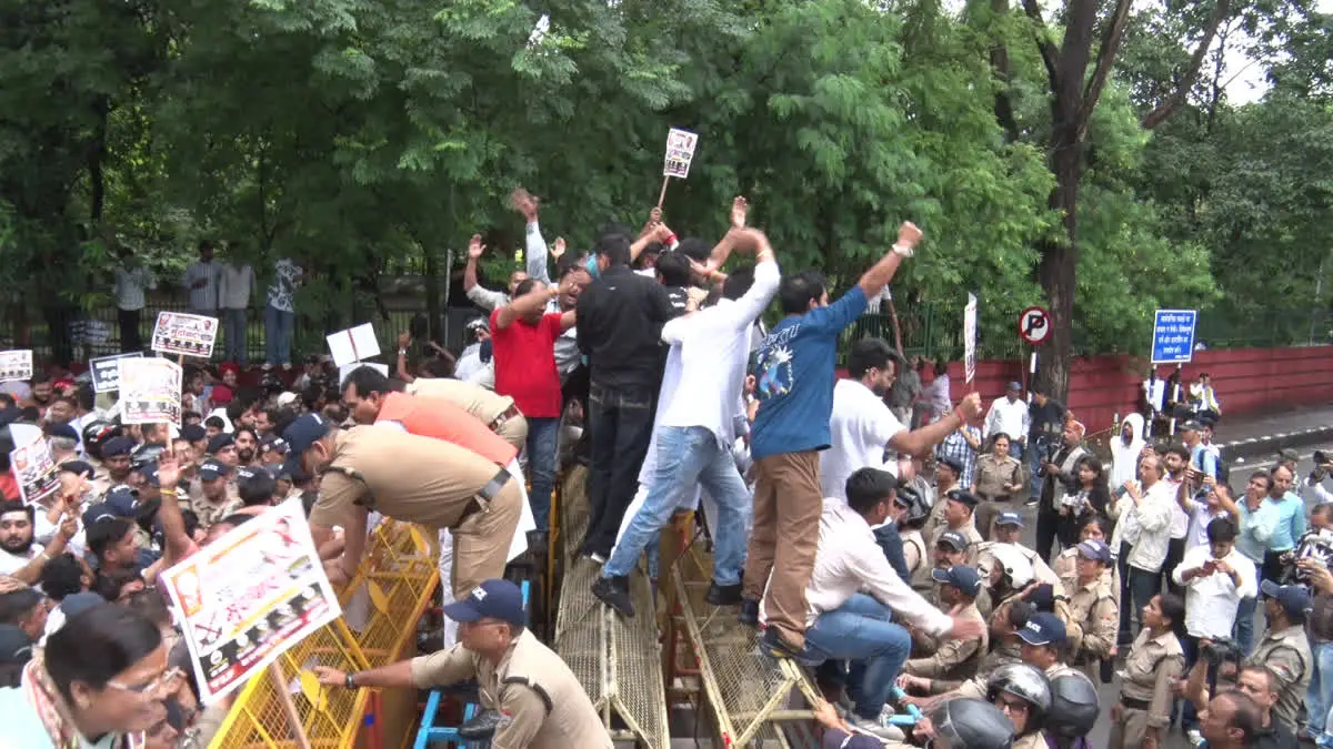 BJP Protest in Dehradun as police stop BJP workers during Congress headquarters march