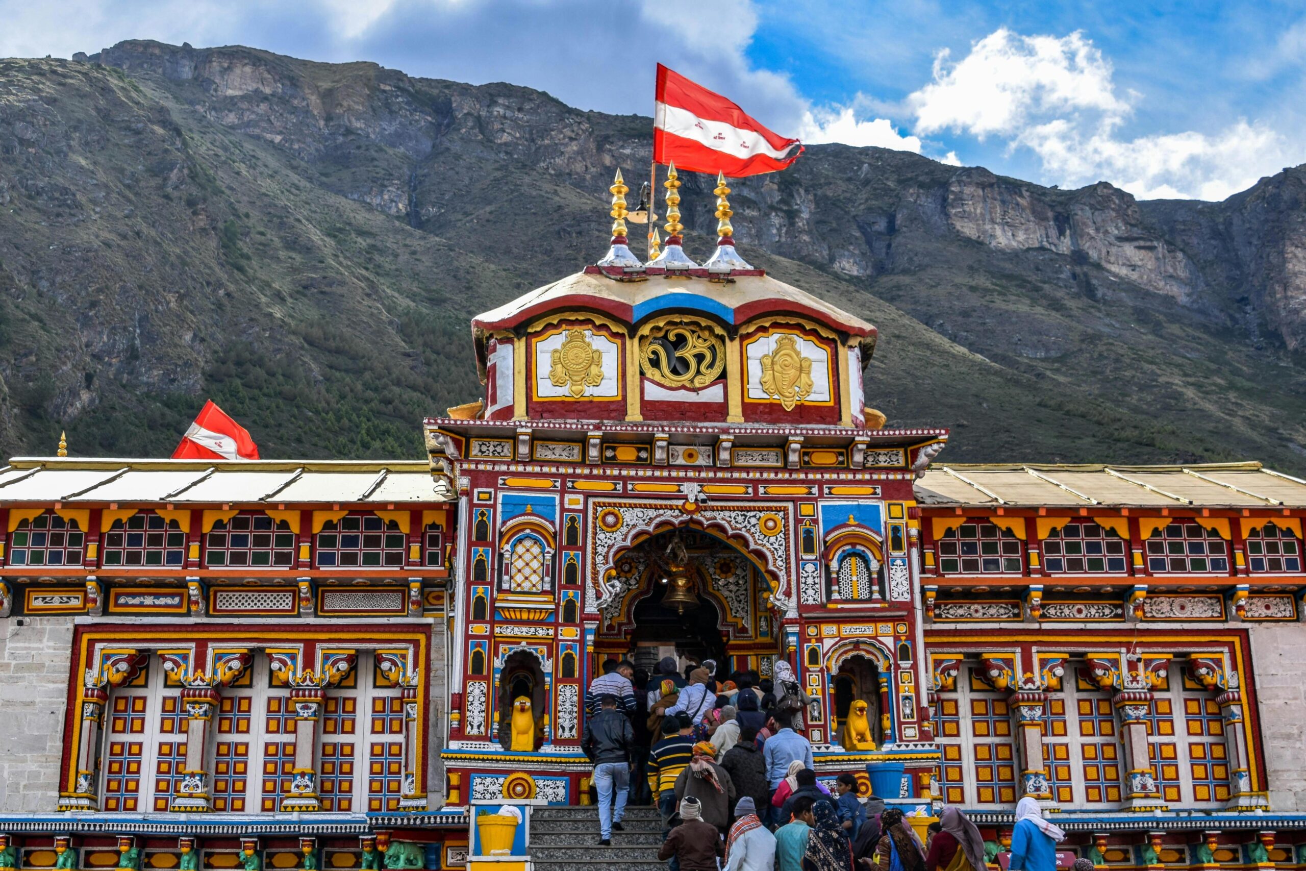Badrinath Donation Counting Controversy intensifies as a four-member probe committee heads to Badrinath Temple. Demands for a investigation.