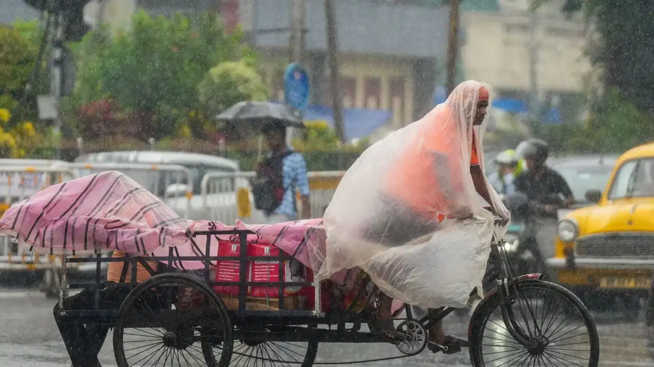 Delhi Weather Update: IMD issues heavy rain alert for several states while Delhi gets temporary relief.