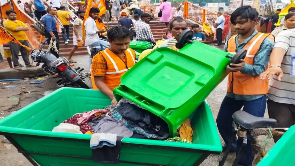 Swachh Doots collecting devotees' clothes and distributing compostable bags under the Plastic Exchange campaign at Haridwar Kanwar Mela.
