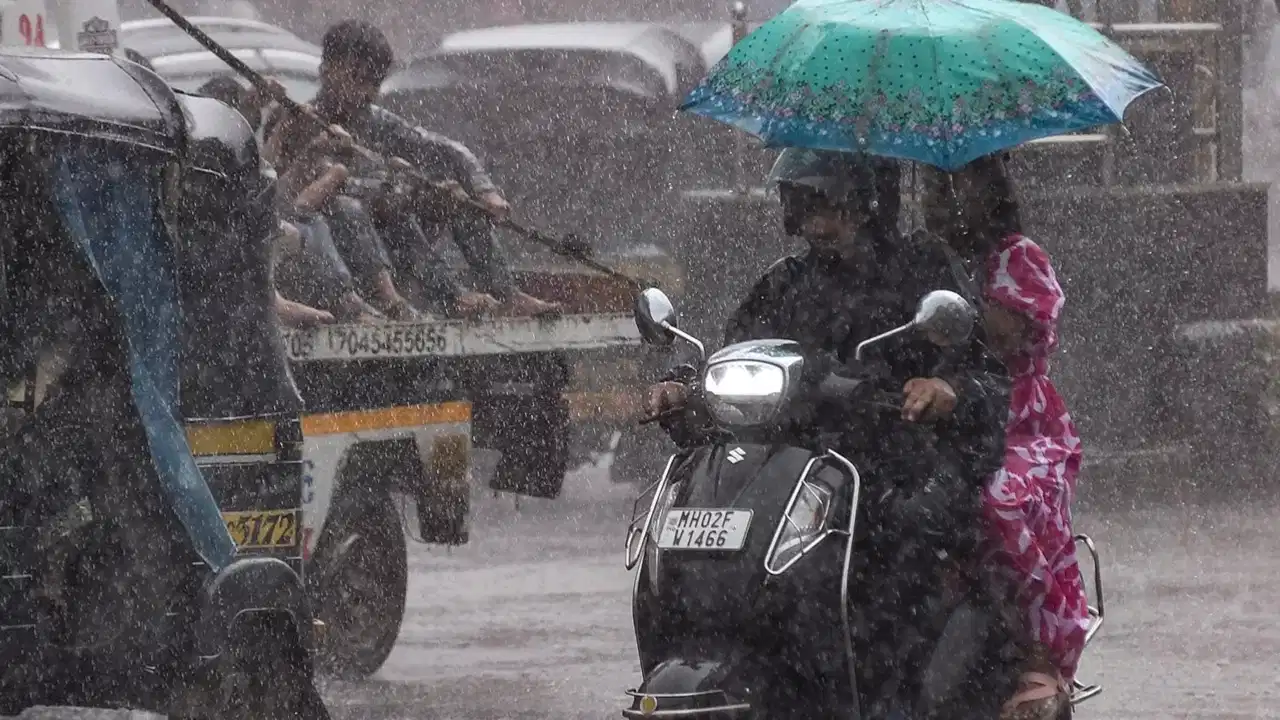 Aaj Ka Mausam heavy rain alert in Uttarakhand Himachal Pradesh and Uttar Pradesh