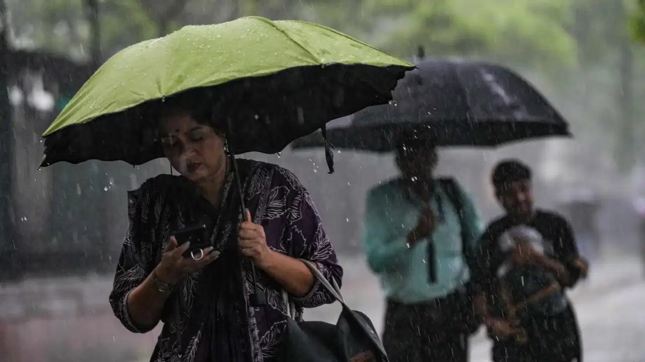 India Weather Update showing heavy rain alert in Delhi Uttar Pradesh Bihar Kerala Uttarakhand and Himachal Pradesh