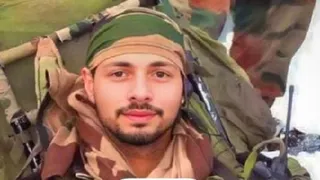 SOG and Nainital Police arresting 20-year-old fake army major in Haldwani Uttarakhand.
