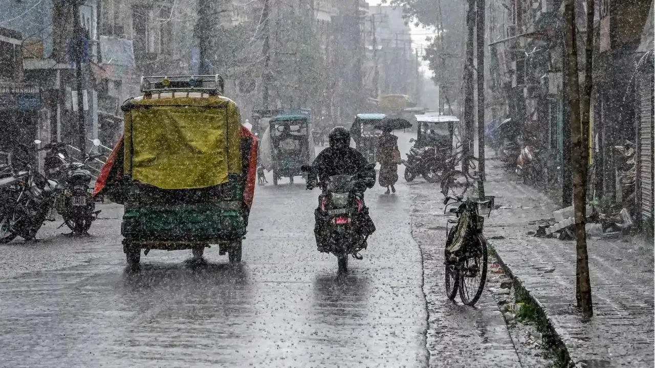 Aaj Ka Mausam: Rain and lightning alert issued for Delhi and several states