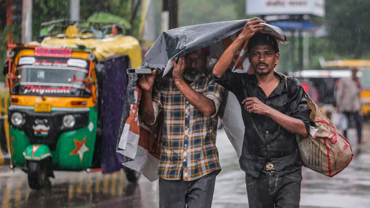 Aaj Ka Mausam rain alert across Delhi, UP, Bihar, Uttarakhand and Tamil Nadu