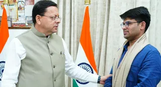 Innovator Ravi Tamta presenting his electric Uttarakhand Flying Car Innovation model to CM Pushkar Singh Dhami.