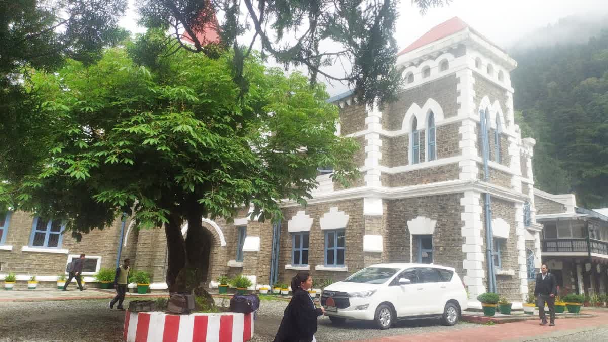 Uttarakhand High Court hearing on NIT Uttarakhand non-teaching staff promotions, salary levels and recruitment for 451 primary assistant teacher posts.