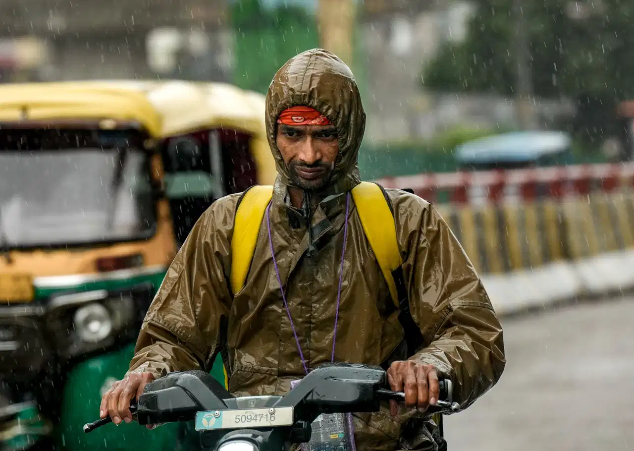 Aaj Ka Mausam forecast showing rain and strong winds in Delhi-NCR, with weather updates for Uttar Pradesh, Rajasthan, Himachal Pradesh and Uttarakhand.