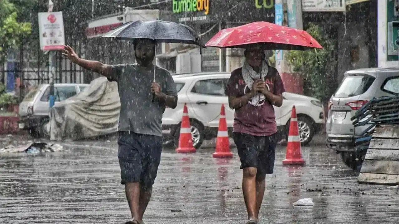 Aaj Ka Mausam forecast showing rain alerts and changing weather conditions across Delhi, Uttar Pradesh, Bihar, Rajasthan and other Indian states.