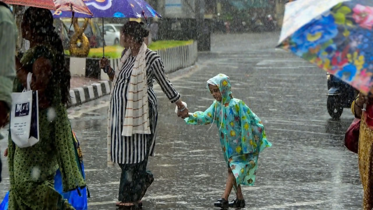 Aaj Ka Mausam weather forecast for Dussehra 2026 showing rain alerts in Uttar Pradesh and Rajasthan, weather conditions in Delhi and Uttarakhand, and heavy rainfall warnings in parts of South India.
