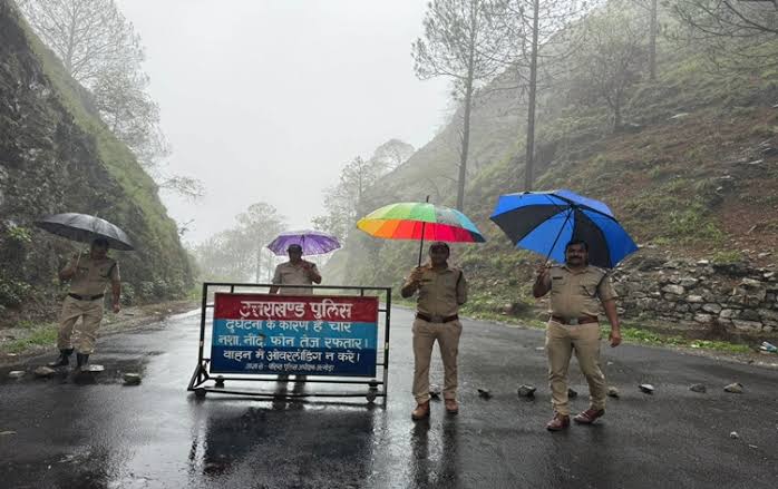 Uttarakhand Weather Alert: Orange alert for heavy rain in 5 districts of Uttarakhand; administration on high alert; winds expected to blow at speeds of 50 km/h.