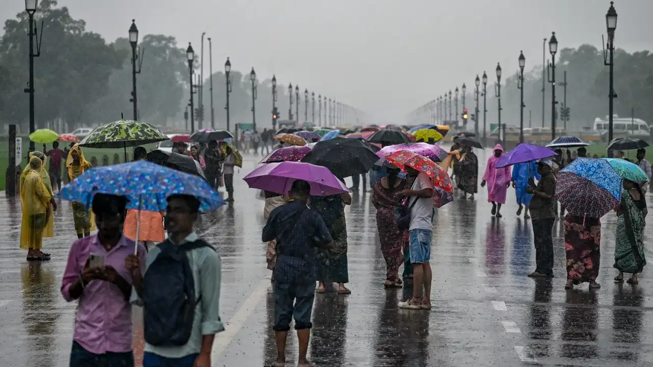 Aaj Ka Mausam rain and storm alert across Delhi, UP, Bihar and Uttarakhand